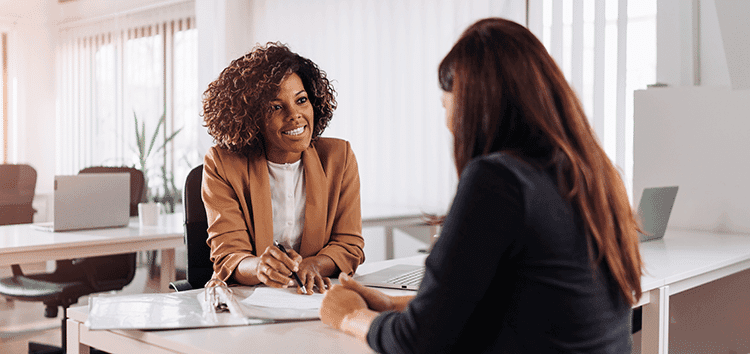 Conseillère ELYA en entretien avec une cliente
