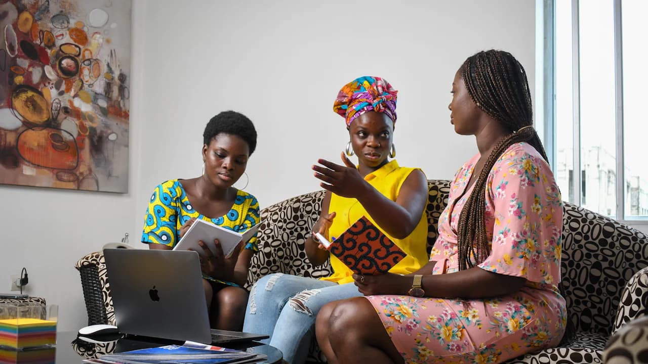 Professionnelles africaines échangeant autour de leurs projets