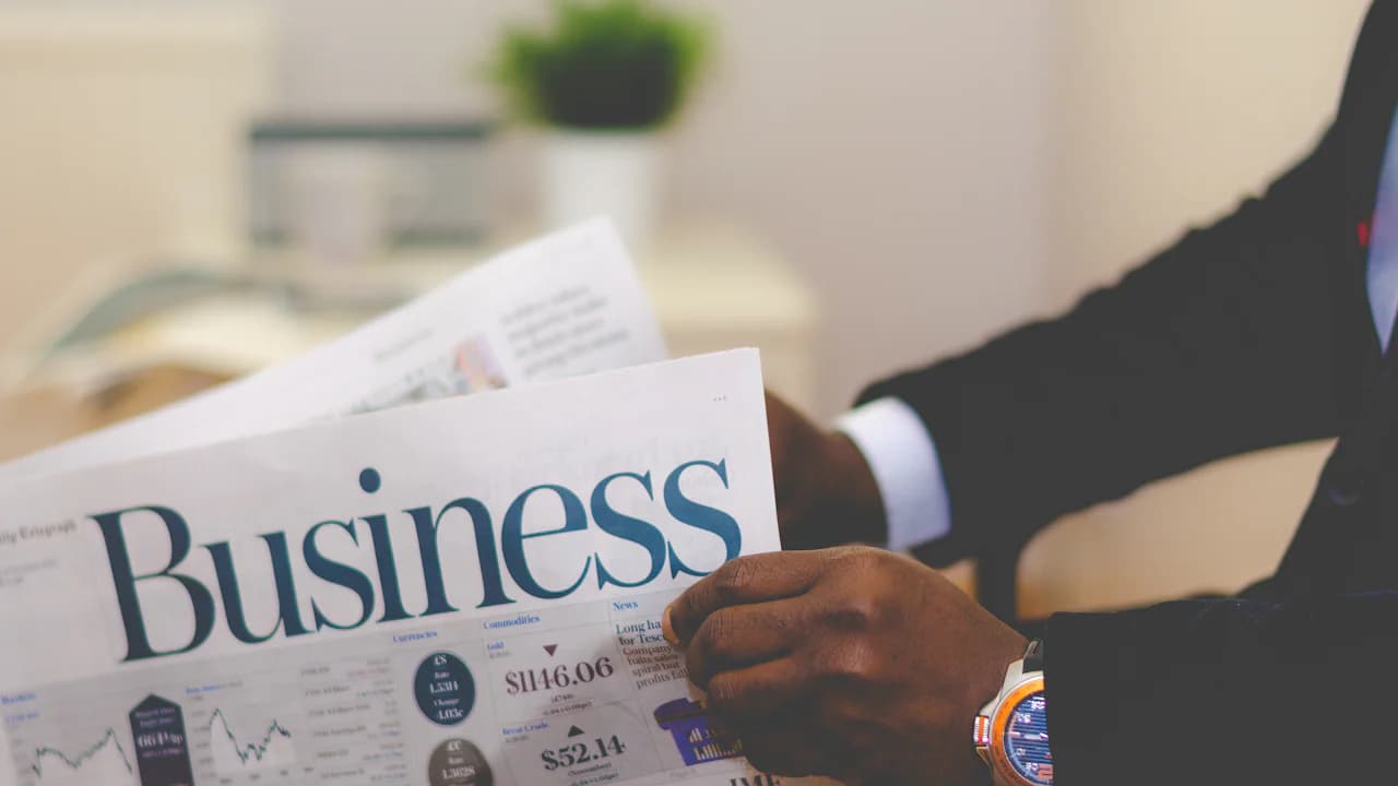 Professionnel consultant la presse économique et financière