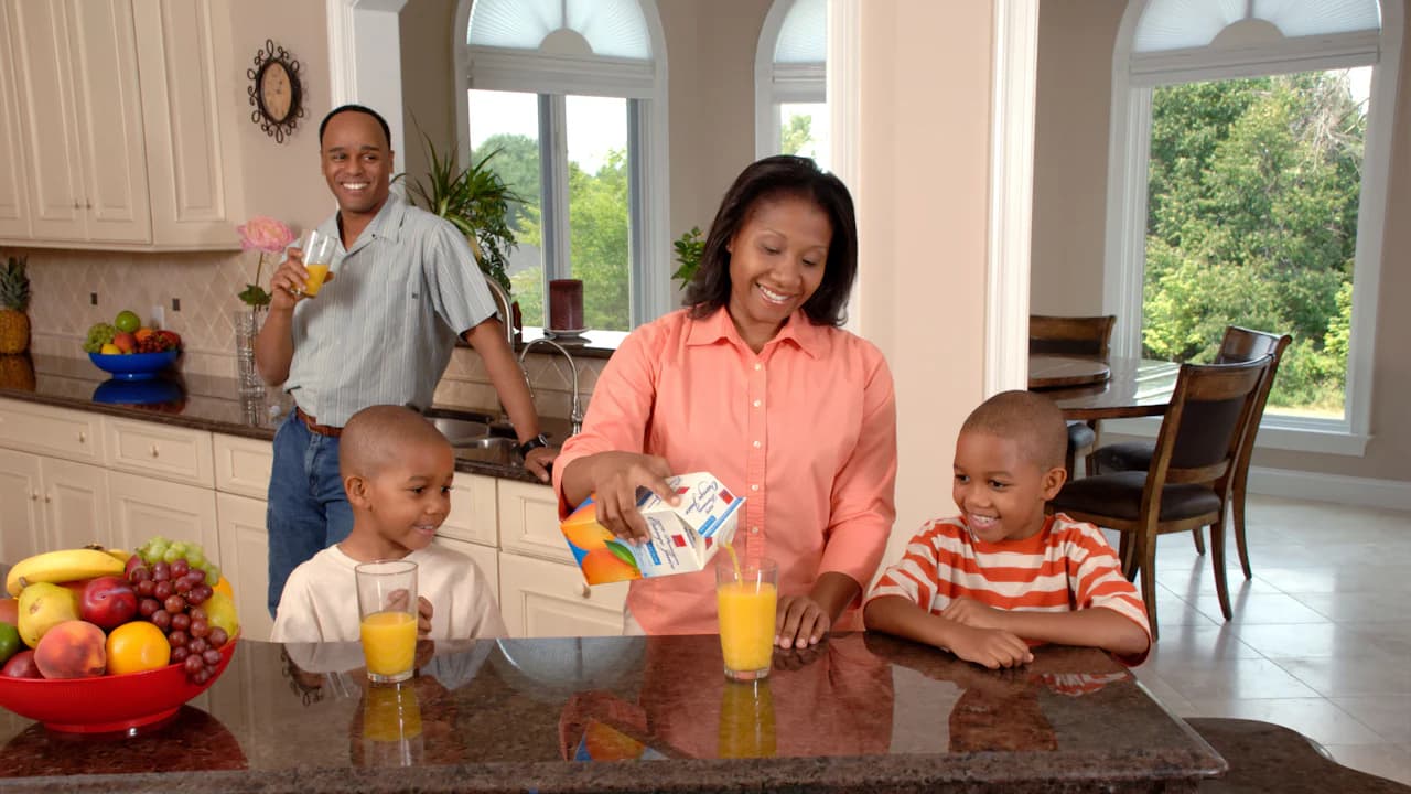 Famille noire réunie dans son foyer