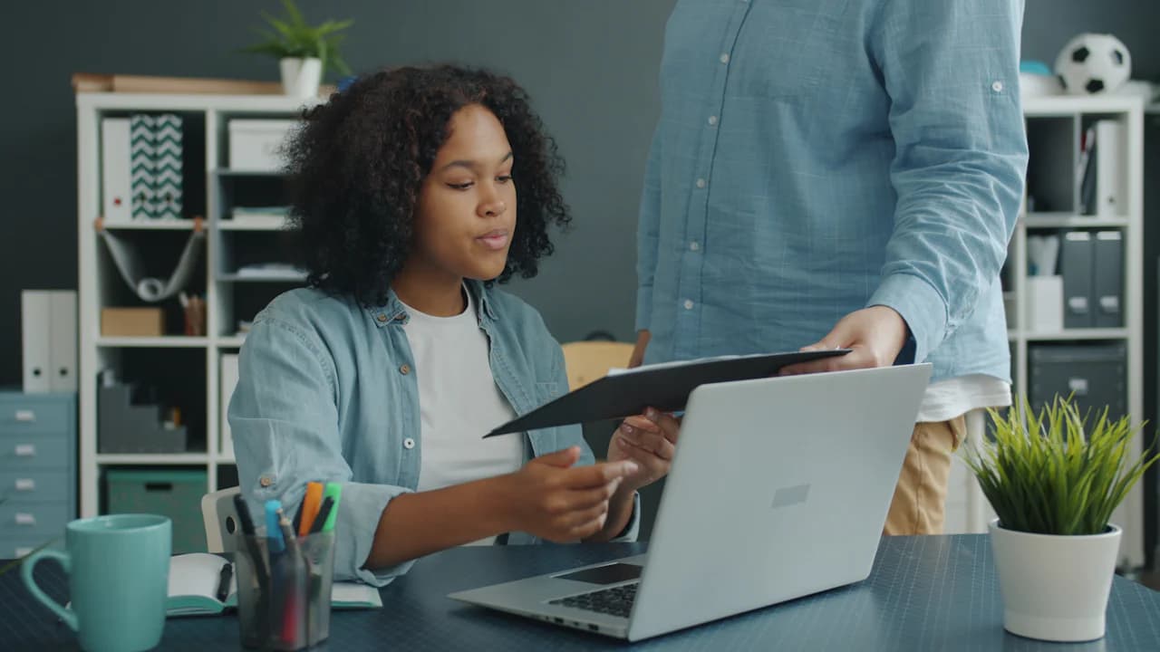 Conseillère étudiant un dossier avec un expert en assurance