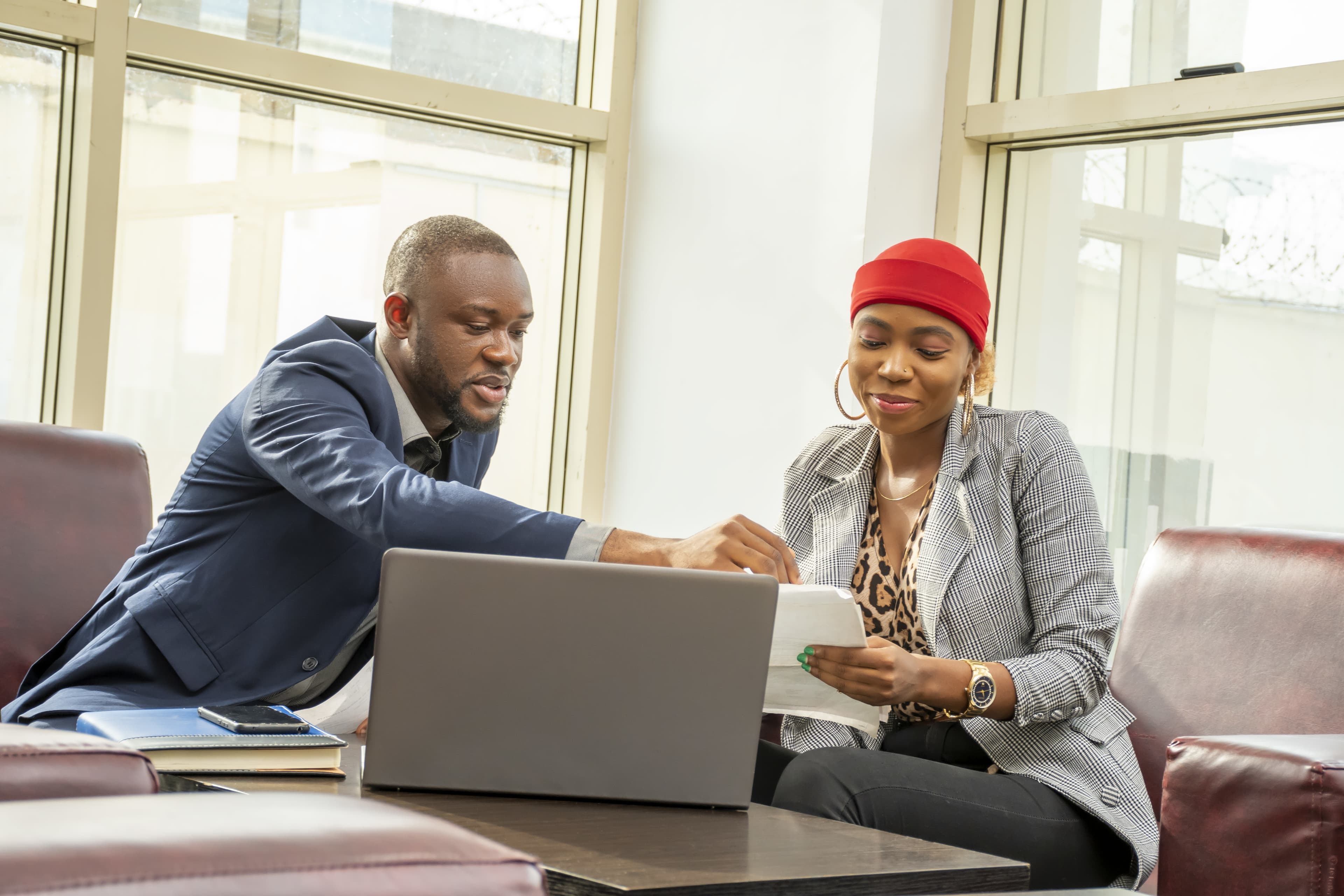 Conseillers ELYA Assurances en rendez-vous client